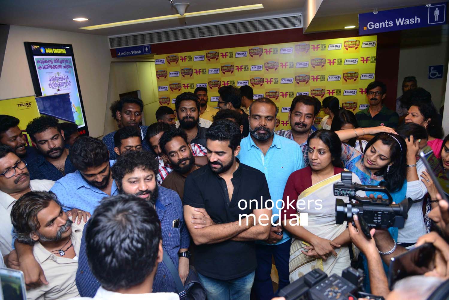 https://onlookersmedia.in/wp-content/uploads/2017/03/Angamaly-Diaries-Preview-Show-Stills-41.jpg