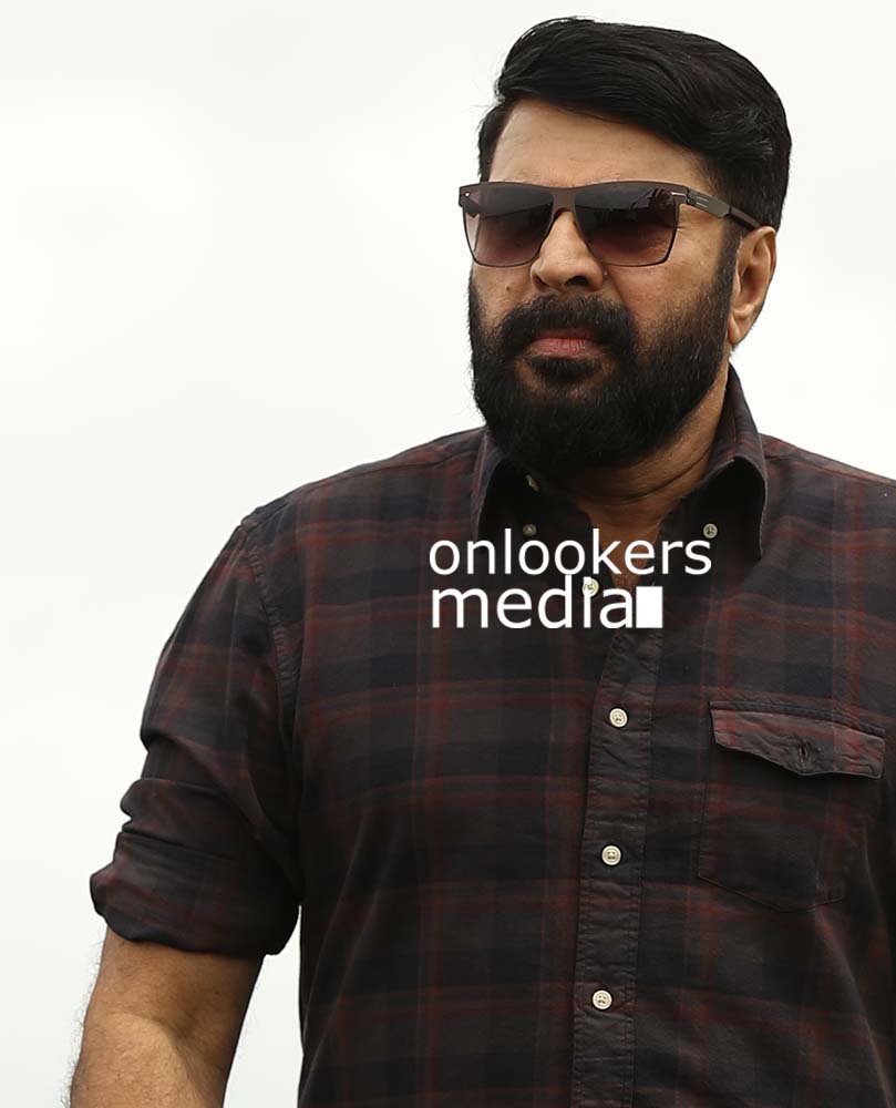 https://onlookersmedia.in/wp-content/uploads/2017/03/Mammootty-in-The-Great-Father-Stills-Photos-6.jpg