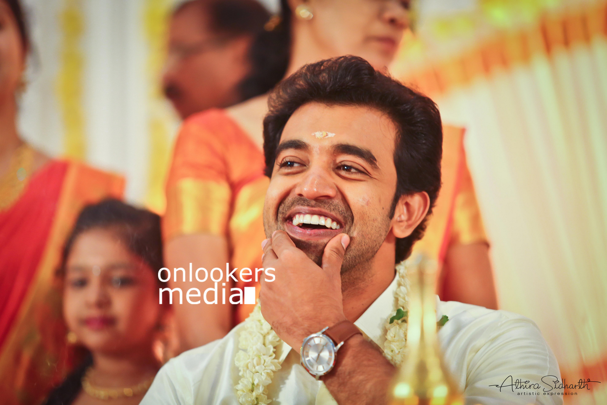 http://onlookersmedia.in/wp-content/uploads/2017/05/Malayalam-Actor-Siju-Wilson-Wedding-Stills-Photos-1.jpg