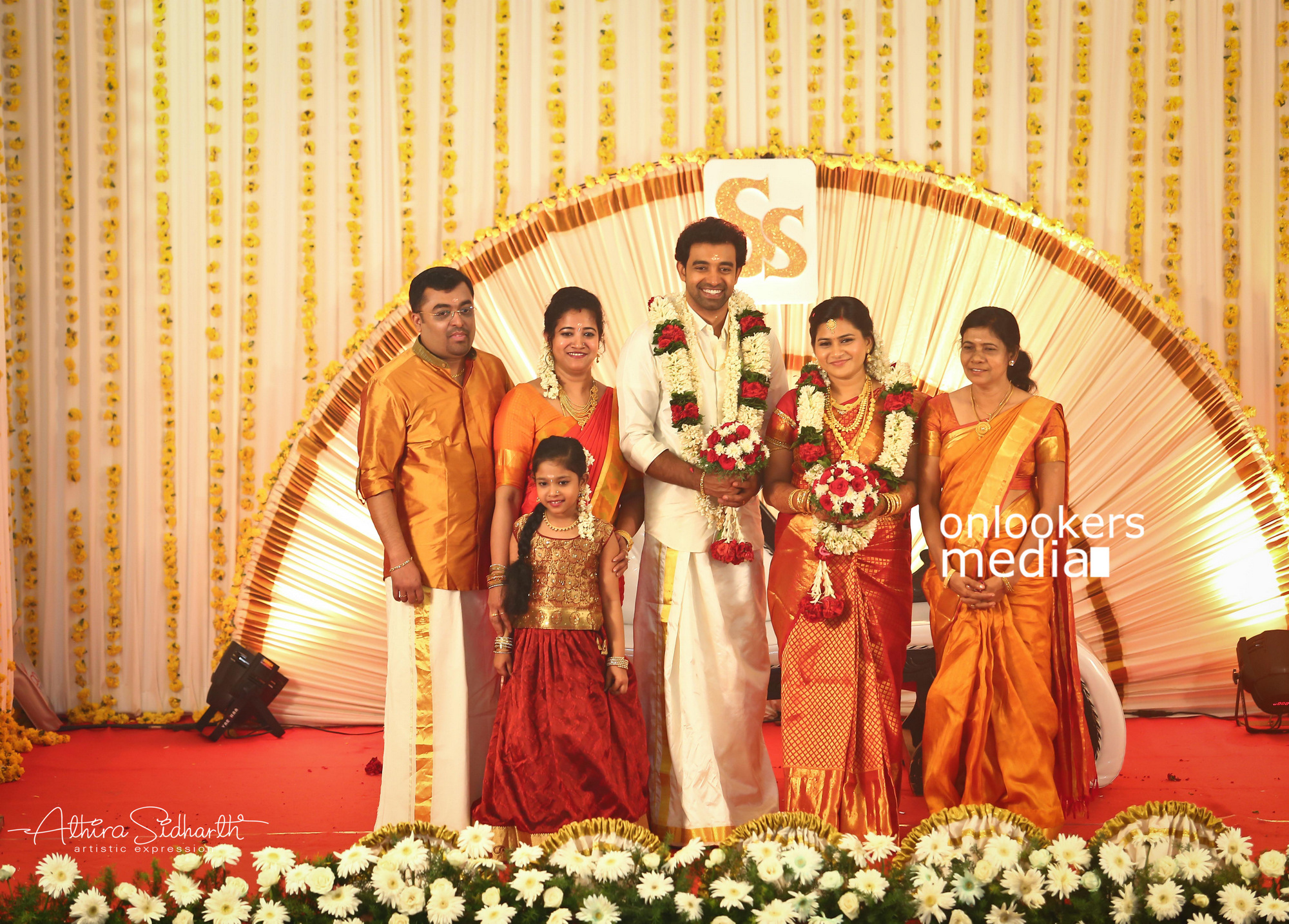 https://onlookersmedia.in/wp-content/uploads/2017/05/Malayalam-Actor-Siju-Wilson-Wedding-Stills-Photos-15.jpg