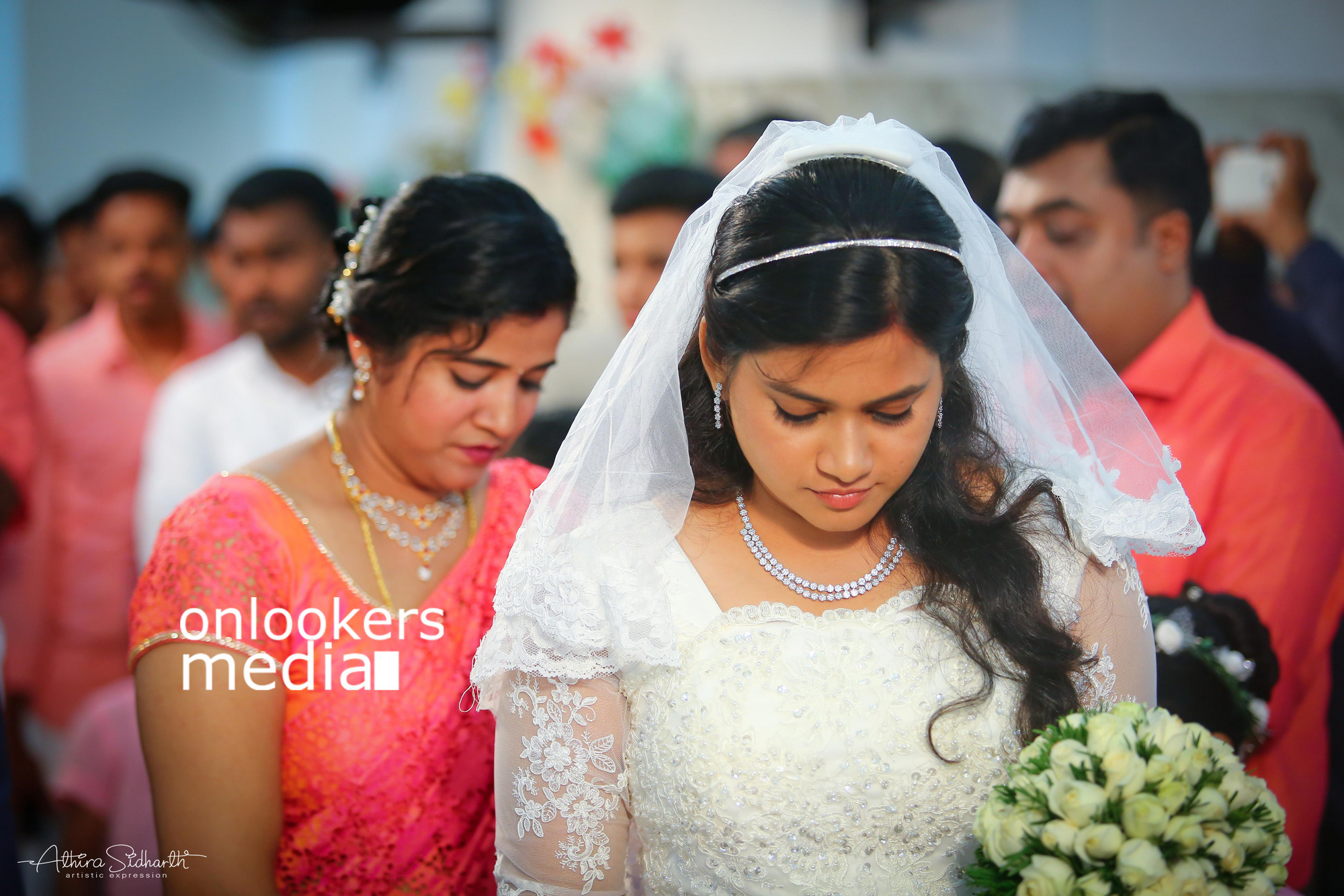 https://onlookersmedia.in/wp-content/uploads/2017/05/Malayalam-Actor-Siju-Wilson-Wedding-Stills-Photos-30.jpg