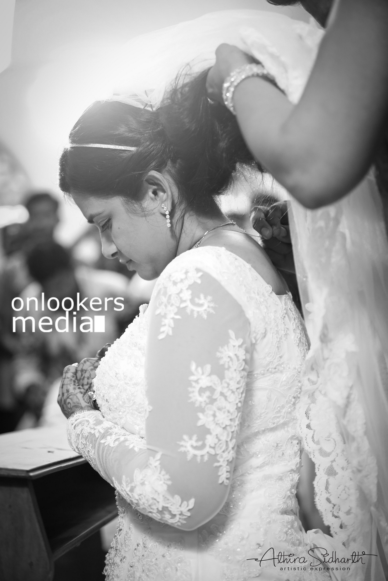 https://onlookersmedia.in/wp-content/uploads/2017/05/Malayalam-Actor-Siju-Wilson-Wedding-Stills-Photos-33.jpg