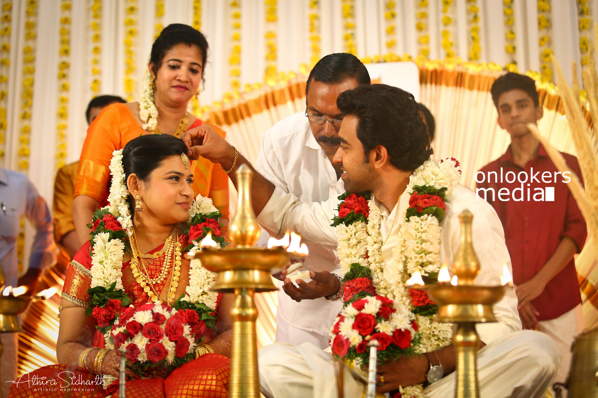 https://onlookersmedia.in/wp-content/uploads/2017/05/Malayalam-Actor-Siju-Wilson-Wedding-Stills-Photos-4.jpg
