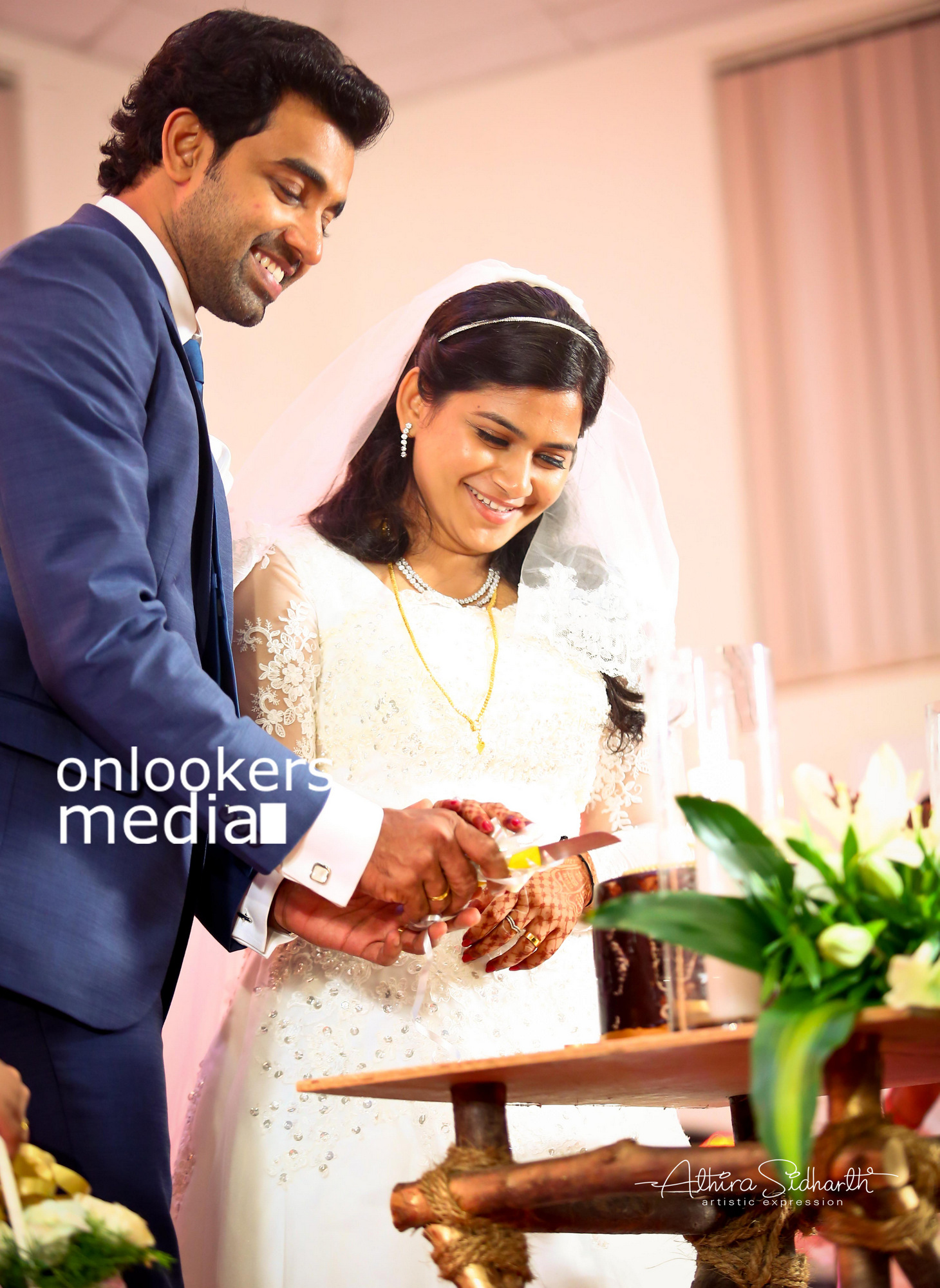 https://onlookersmedia.in/wp-content/uploads/2017/05/Malayalam-Actor-Siju-Wilson-Wedding-Stills-Photos-46.jpg