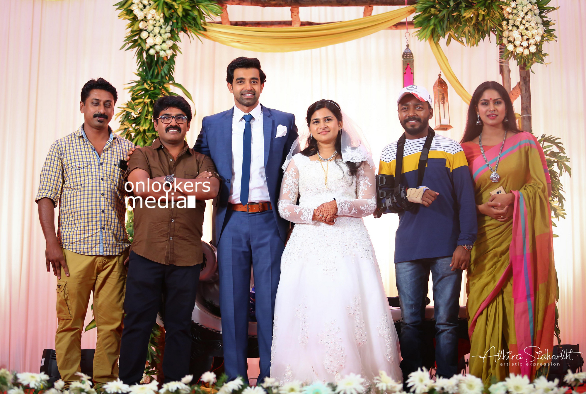 https://onlookersmedia.in/wp-content/uploads/2017/05/Malayalam-Actor-Siju-Wilson-Wedding-Stills-Photos-52.jpg