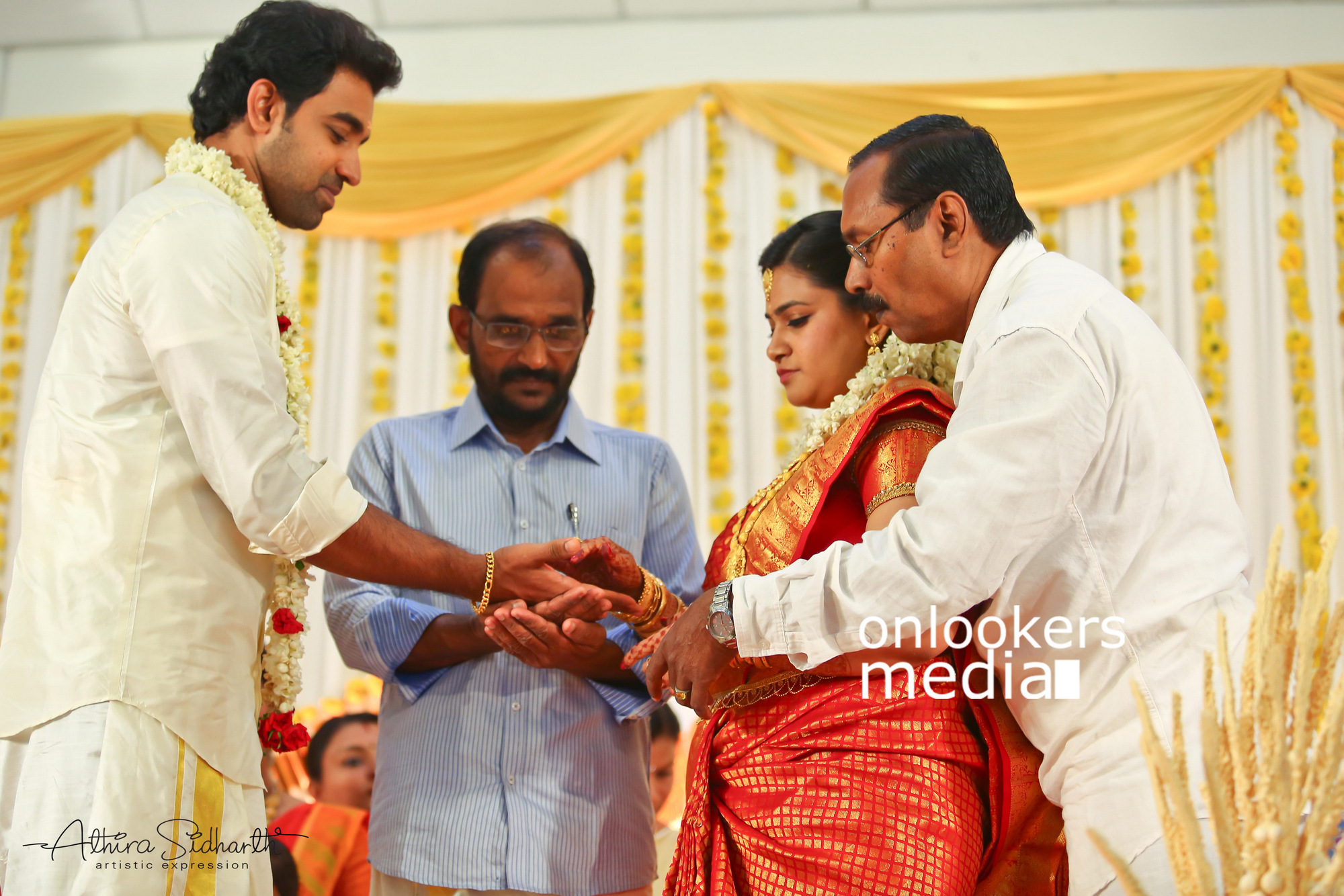 https://onlookersmedia.in/wp-content/uploads/2017/05/Malayalam-Actor-Siju-Wilson-Wedding-Stills-Photos-70.jpg
