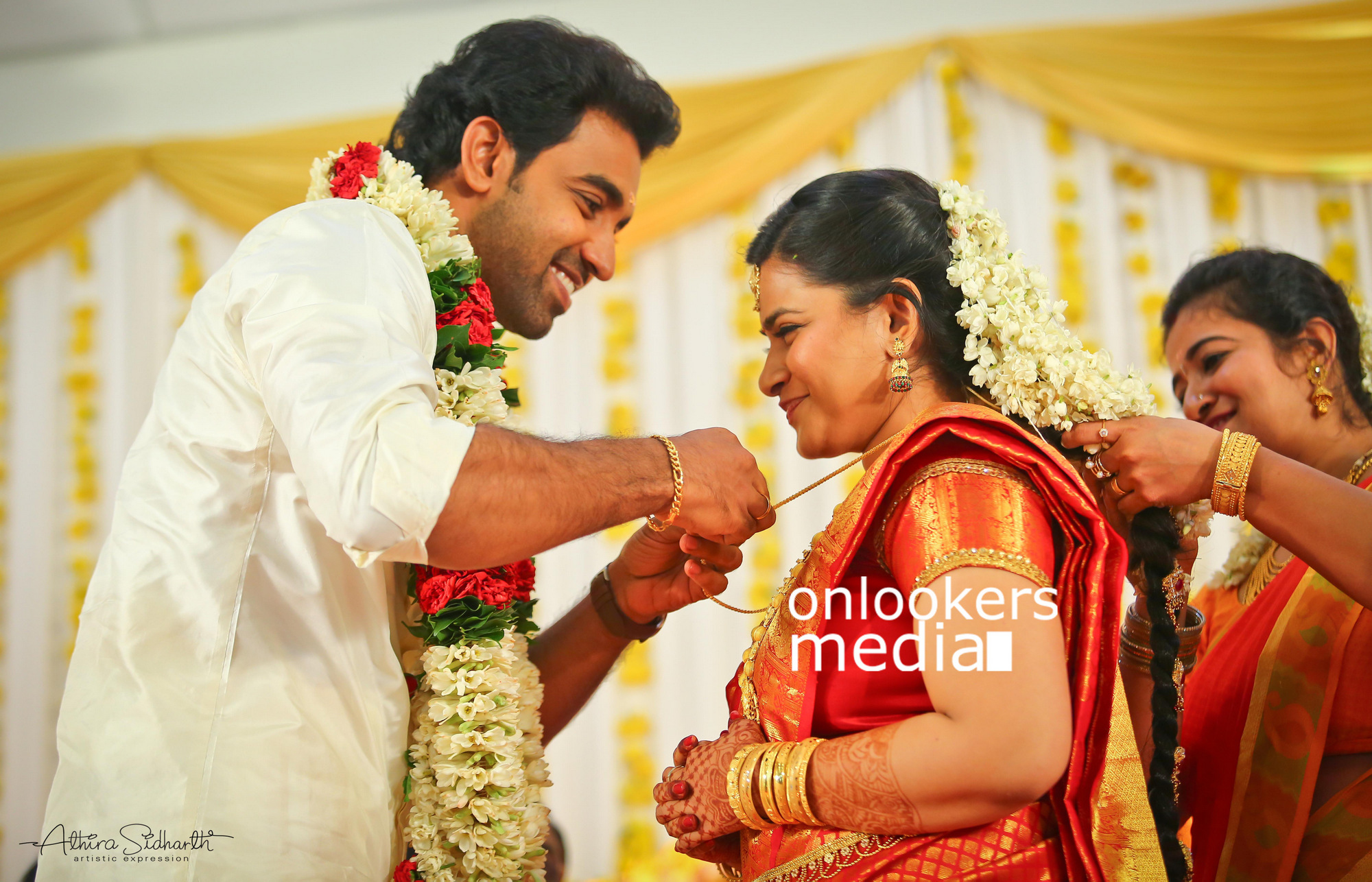 https://onlookersmedia.in/wp-content/uploads/2017/05/Malayalam-Actor-Siju-Wilson-Wedding-Stills-Photos-72.jpg