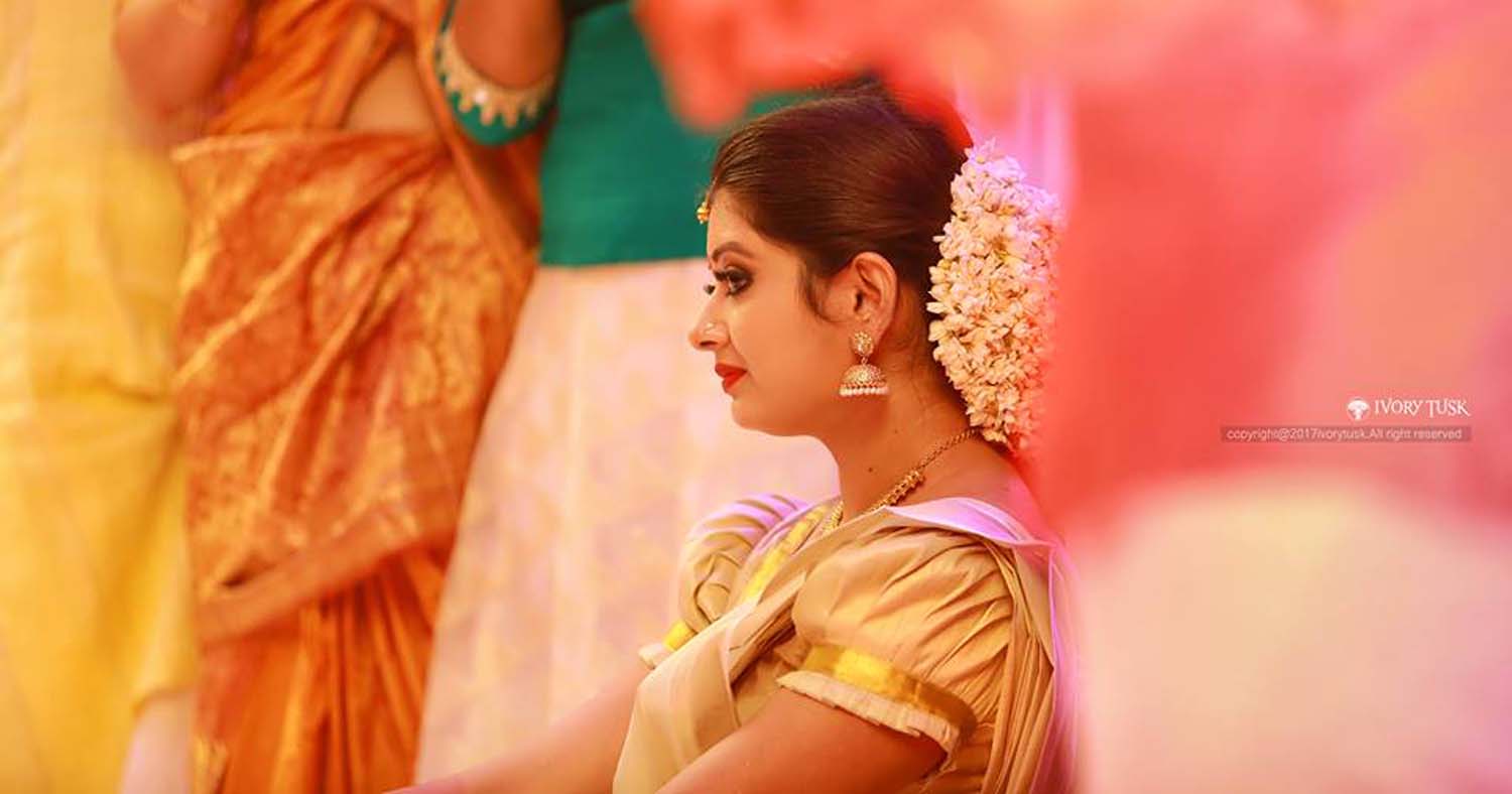 https://onlookersmedia.in/wp-content/uploads/2017/05/Serial-Actress-Sreelaya-Wedding-Stills-Photos-15.jpg