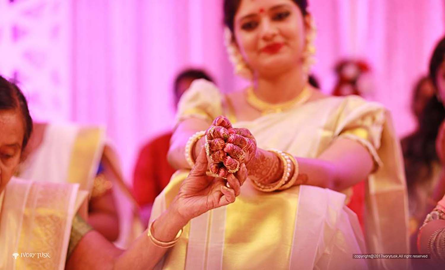 https://onlookersmedia.in/wp-content/uploads/2017/05/Serial-Actress-Sreelaya-Wedding-Stills-Photos-21.jpg