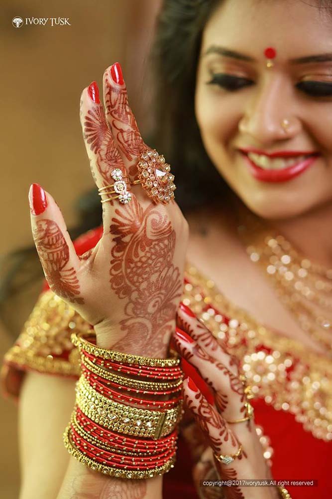 https://onlookersmedia.in/wp-content/uploads/2017/05/Serial-Actress-Sreelaya-Wedding-Stills-Photos-6.jpg