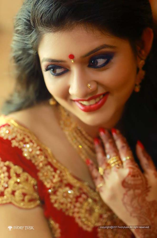 https://onlookersmedia.in/wp-content/uploads/2017/05/Serial-Actress-Sreelaya-Wedding-Stills-Photos-7.jpg