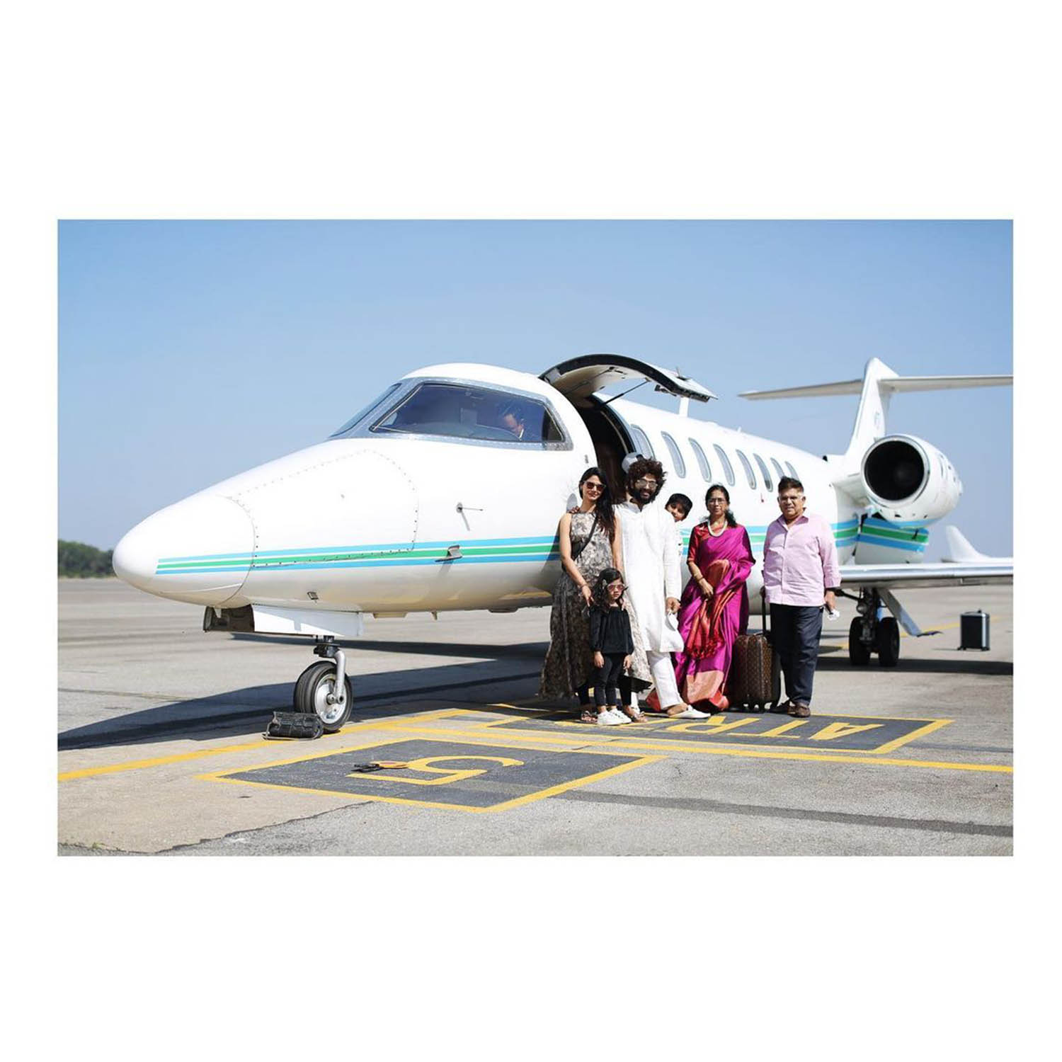 allu arjun,allu arjun family,Allu Arjun and family head to Udaipur for Niharika Konidela's wedding,allu arjun latest news,tollywood film news,allu arjun and family latest pics,allu arjun and family fly private jet
