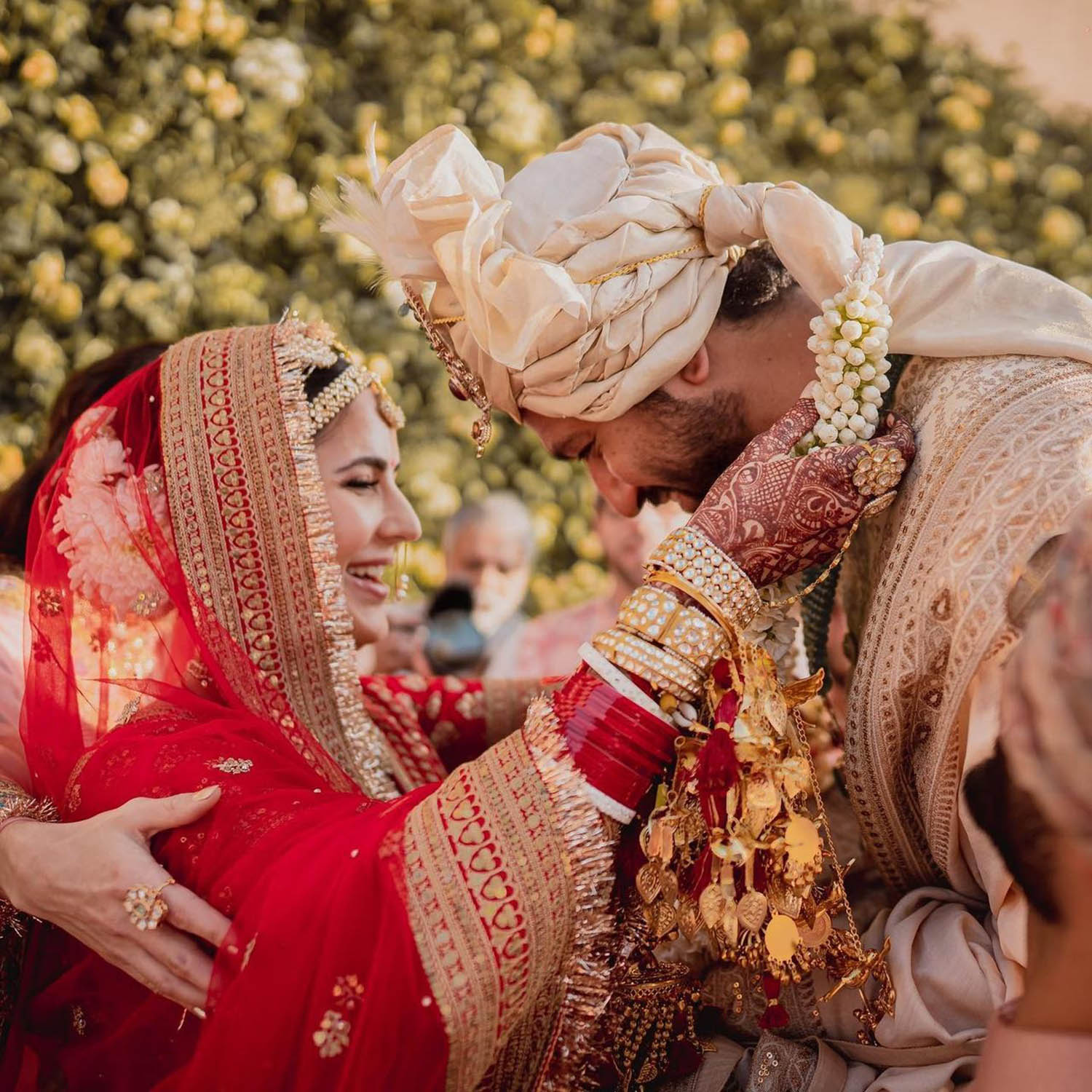 https://onlookersmedia.in/wp-content/uploads/2021/12/vicky-kaushal-katrina-kaif-wedding-photos-2.jpg