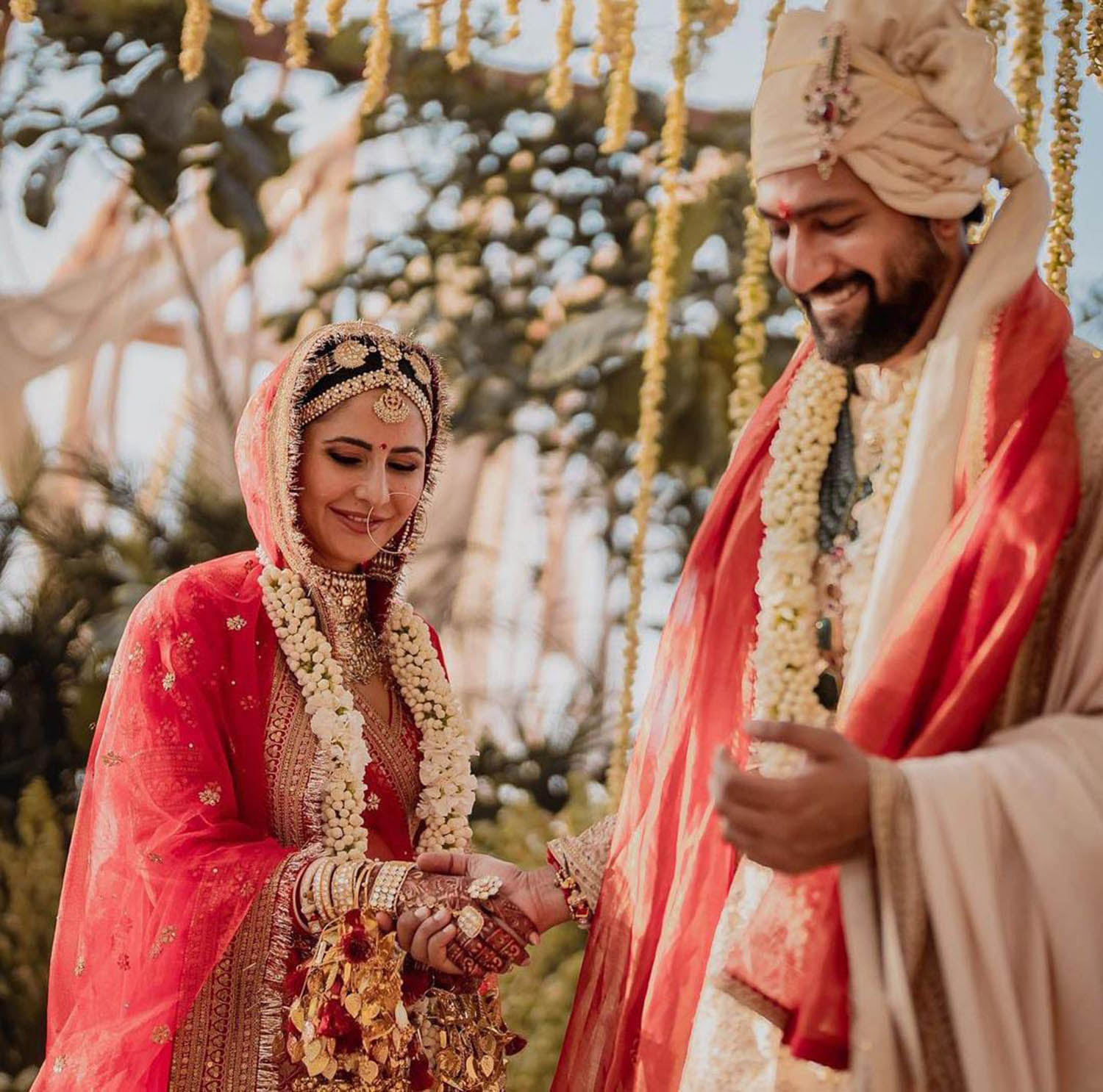 https://onlookersmedia.in/wp-content/uploads/2021/12/vicky-kaushal-katrina-kaif-wedding-photos-3.jpg