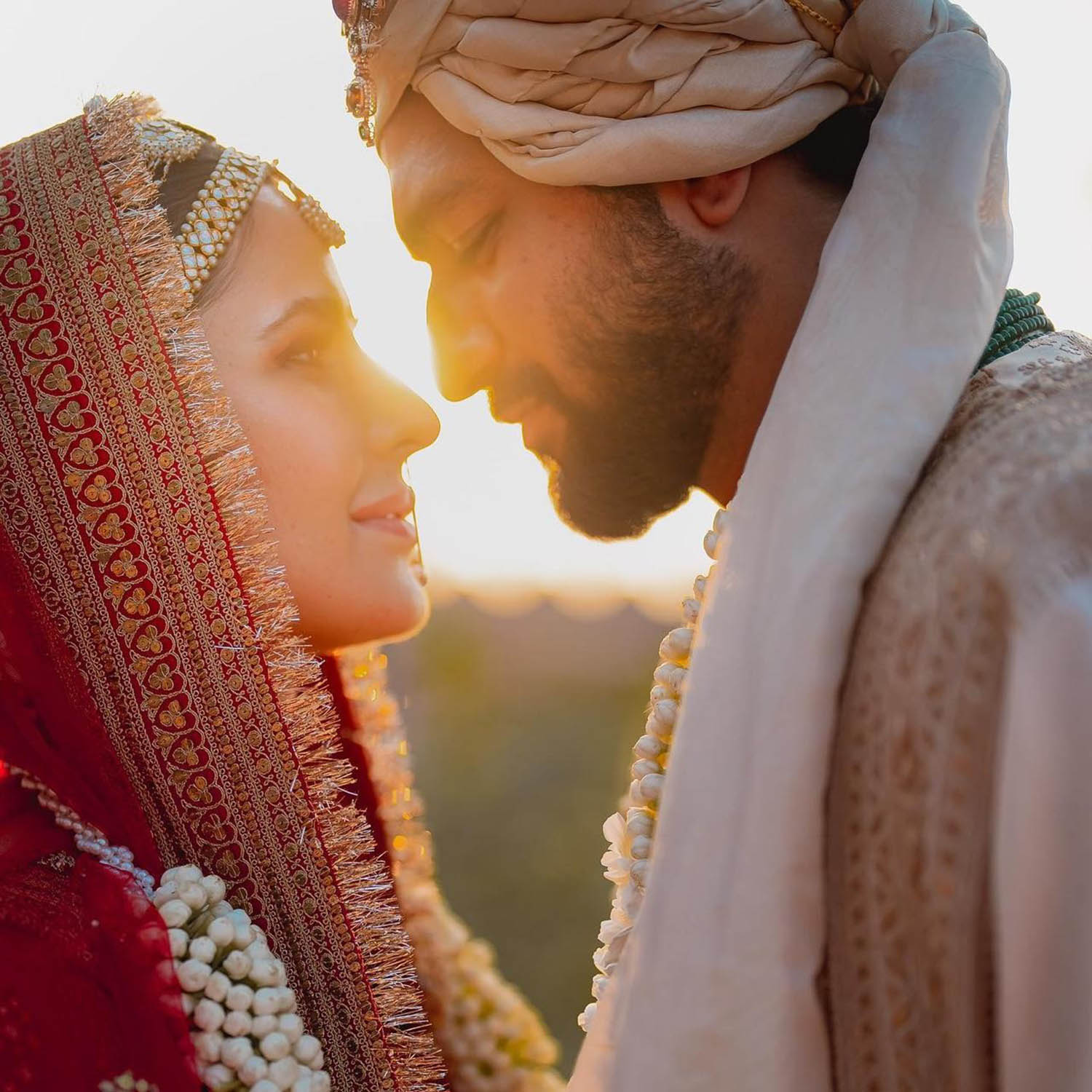 https://onlookersmedia.in/wp-content/uploads/2021/12/vicky-kaushal-katrina-kaif-wedding-photos-5.jpg