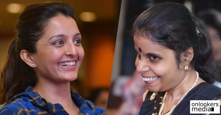 Manju Warrier congratulates Vaikom Vijayalakshmi for achieving the Guinness world record