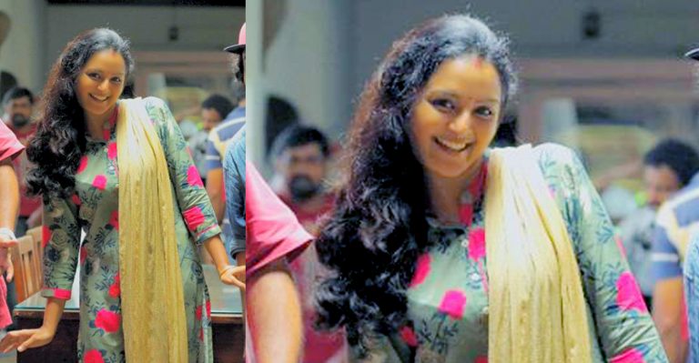 It’s Manju Warrier’s turn to imitate Mohanlal! Photo goes viral in social medias