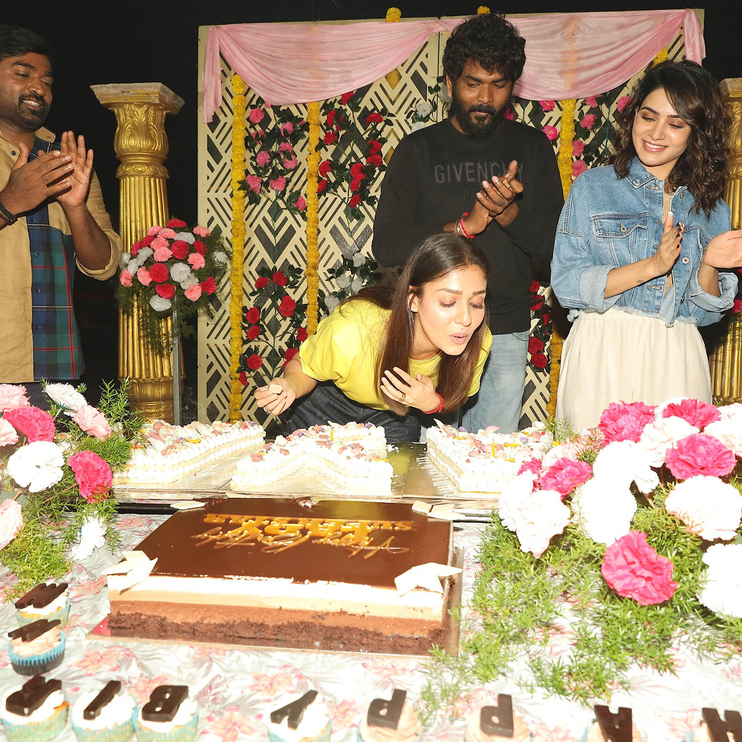 Nayanthara's birthday celebrated on the sets of Kaathuvaakula Rendu Kaadhal,nayanthara latest birthday celebration stills,nayanthara latest news,,Kaathuvaakula Rendu Kaadhal,Vignesh Shivan,samantha,vijay sethupathi,latest kollywood news,tamil cinema updates